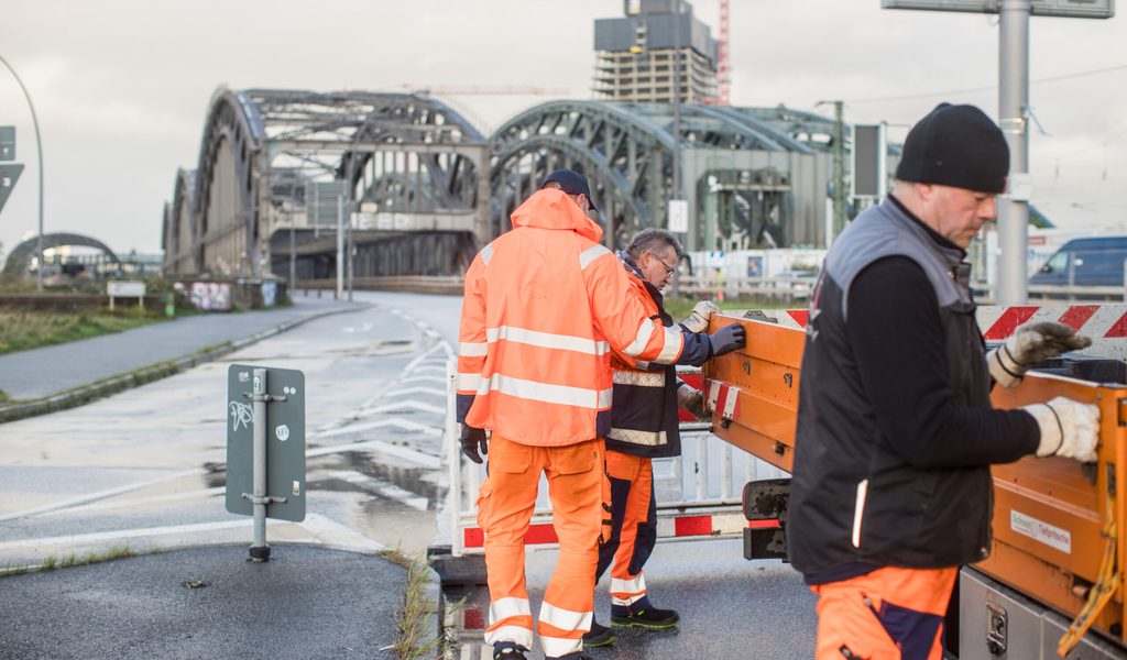 Nach-Schiffsunfall-Hamburger-Elbbr-cke-bleibt-gesperrt-das-sagt-der-Hafen