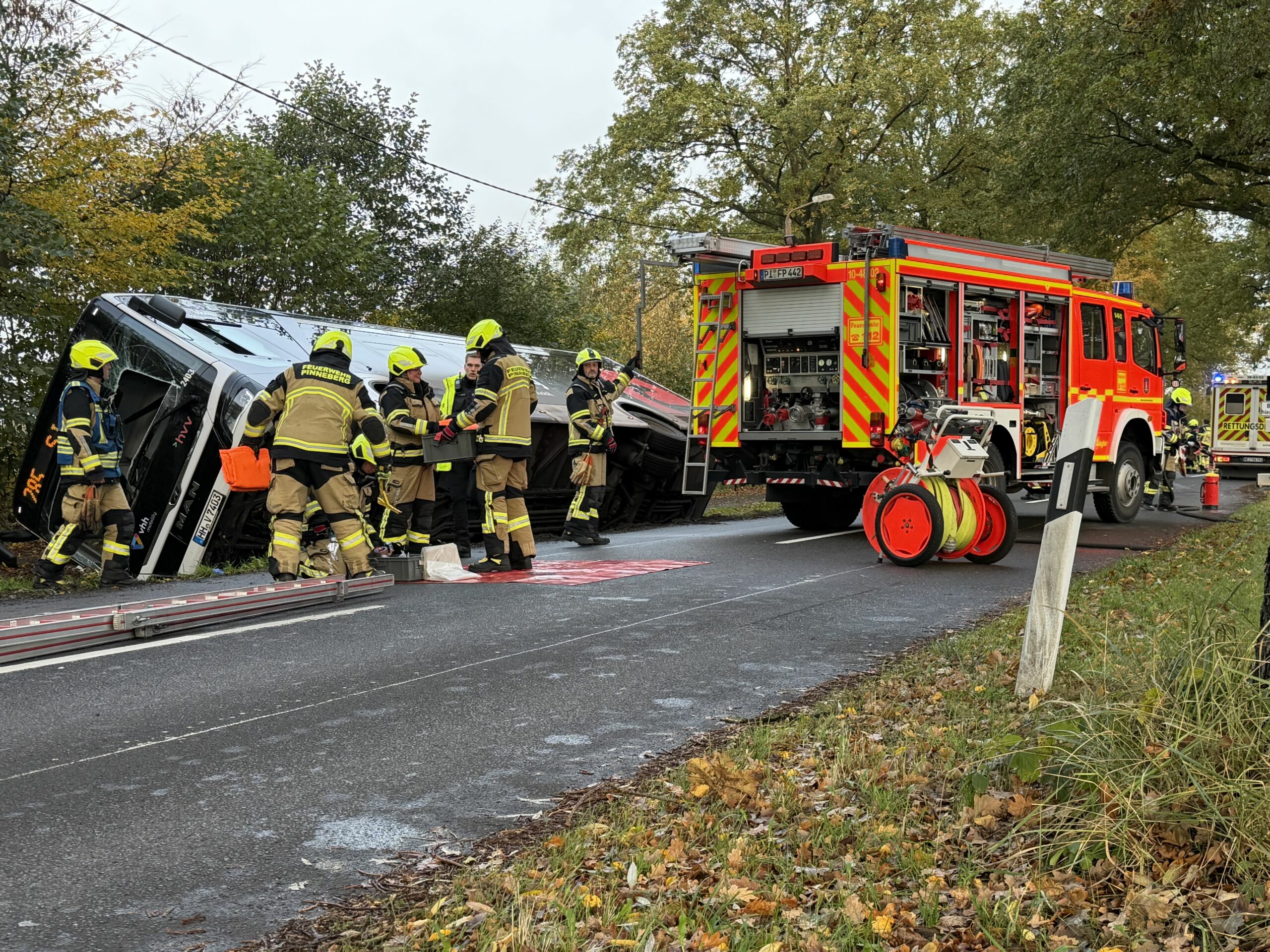Bus kippt um – großeinsatz in Pinneberg