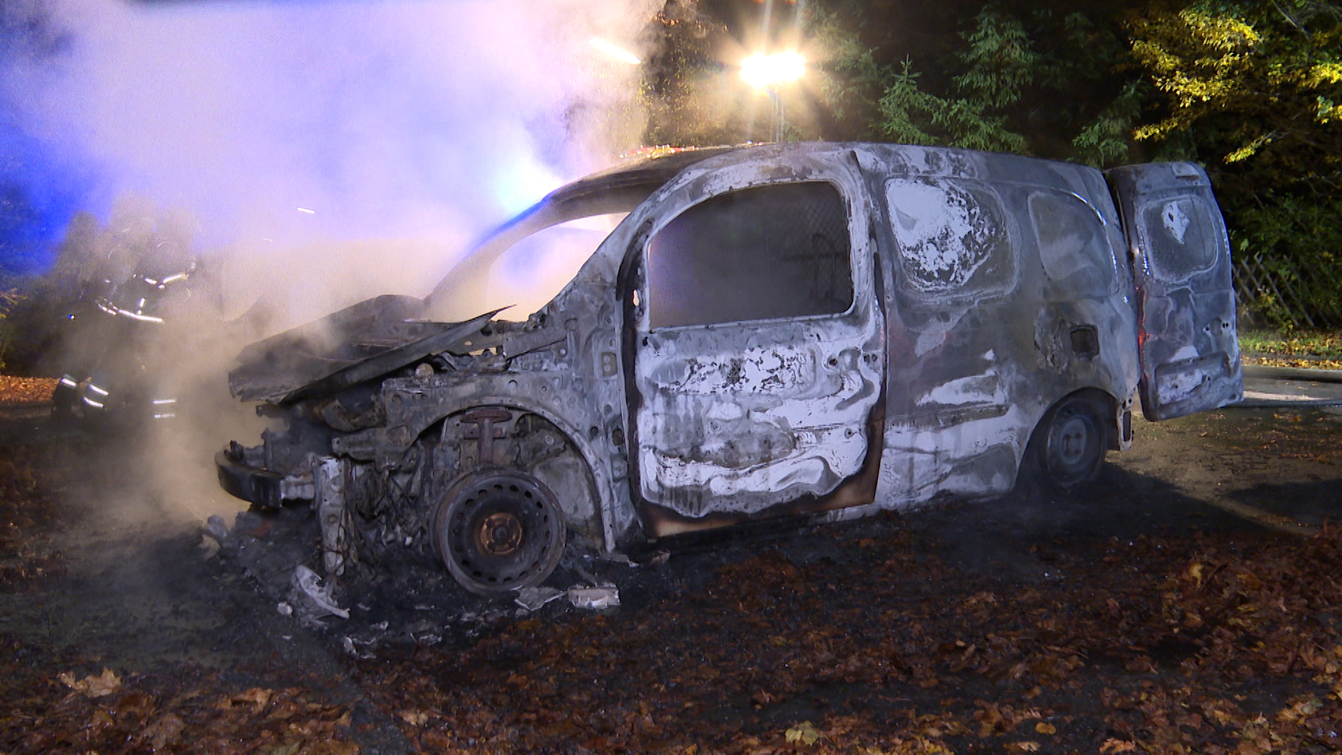 ein ausgebrannter Transporter