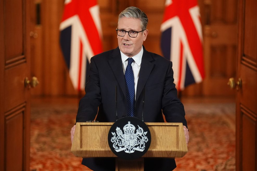Großbritanniens Premierminister Keir Starmer spricht in der Downing Street 10 nach dem Angriff auf Menschen vor der Synagoge der Heaton Park Hebrew Congregation in Crumpsall, Manchester