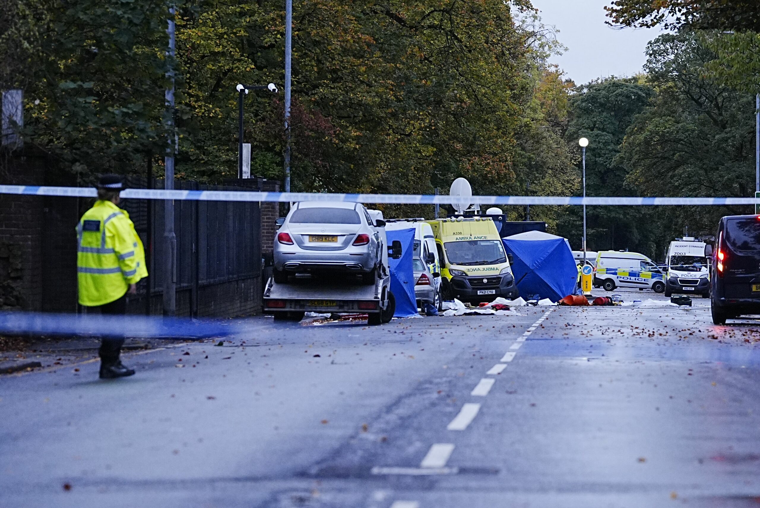 Ermittlungen am Tatort in der Nähe der Synagoge der Hebräischen Gemeinde Heaton Park in Crumpsall.