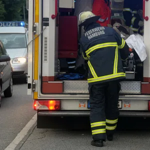 Kaffemaschine brennt – schwer verletzter Bewohner in Wandbsek von Feuerwehr gerettet