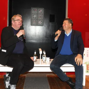 Zwe Männer mit Mikros auf einer Bank