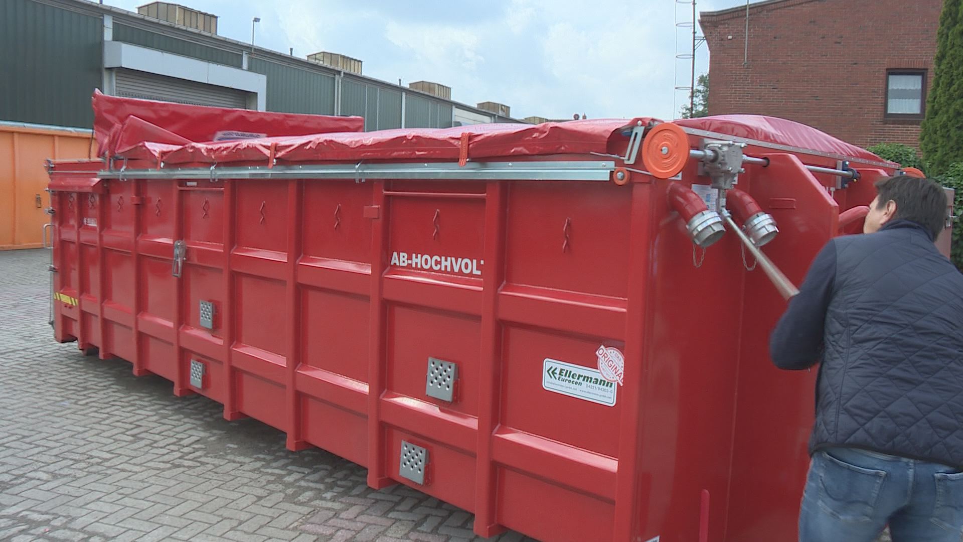 Die Feuerwehr forderte einen riesigen, mit Wasser gefüllten Container an.