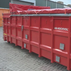 Die Feuerwehr forderte einen riesigen, mit Wasser gefüllten Container an.