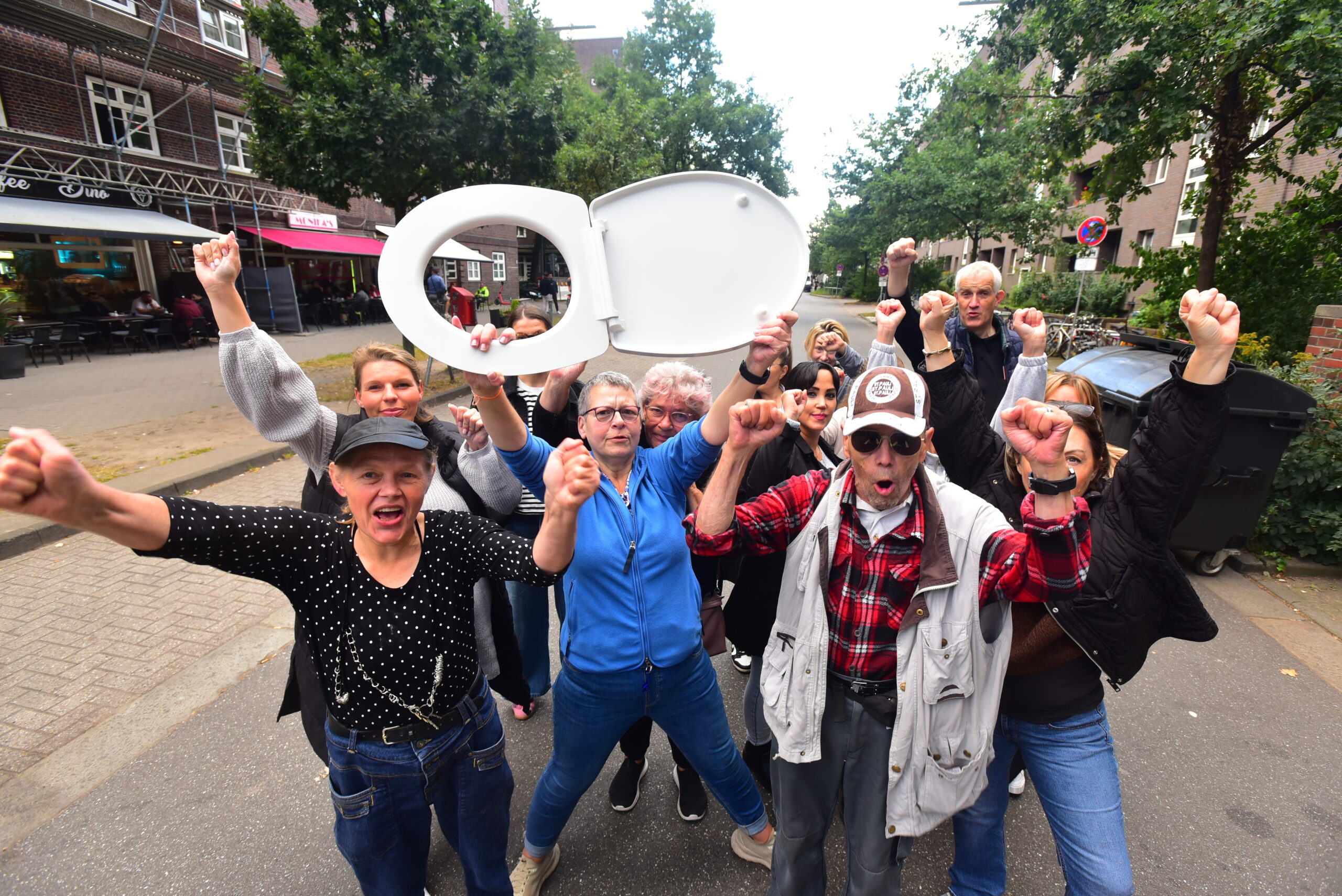 Menschen mit Klodeckel