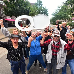 Menschen mit Klodeckel