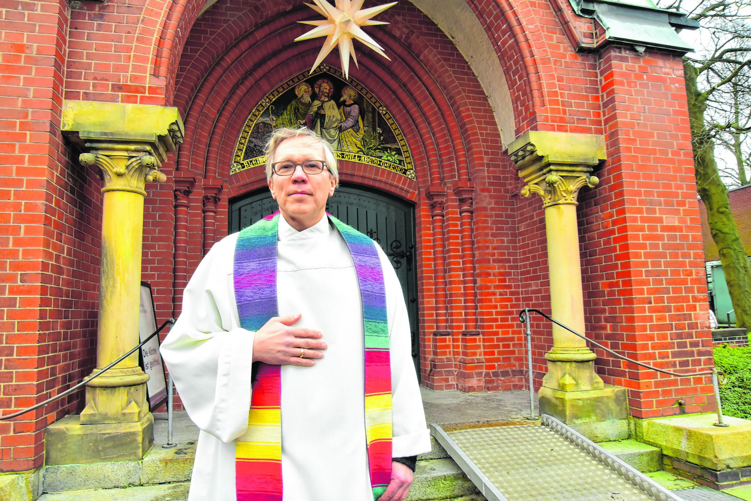 Frank Engelbrecht vor der Blankeneser Kirche am Markt