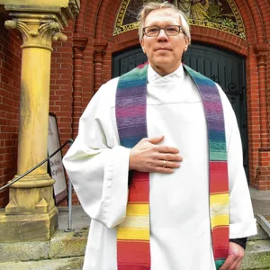 Frank Engelbrecht vor der Blankeneser Kirche am Markt