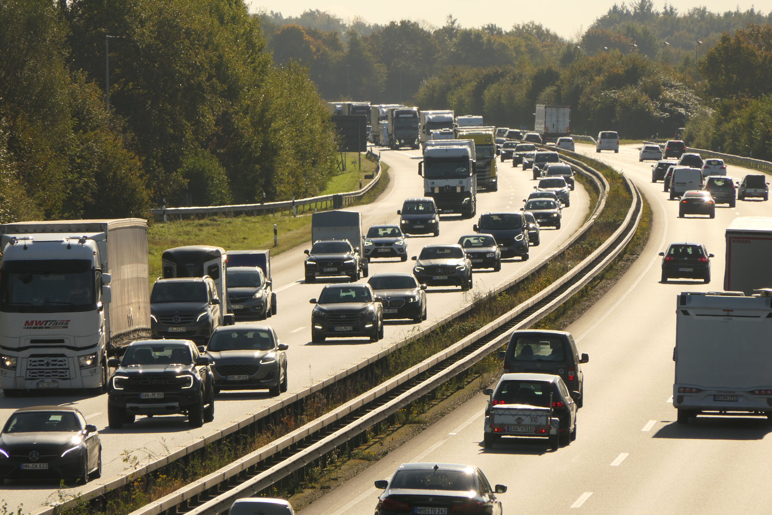 Lange Staus besonders auf der Autobahn 7: Reisende müssen sich auf einen stockenden Start in den Urlaub einstellen.