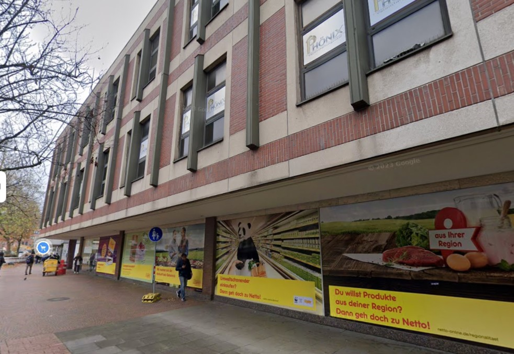 Der Veranstaltungssaal „Phönix“ oberhalb des „Netto“-Supermarktes an der Straße Am Wall in Hamburg-Harburg.