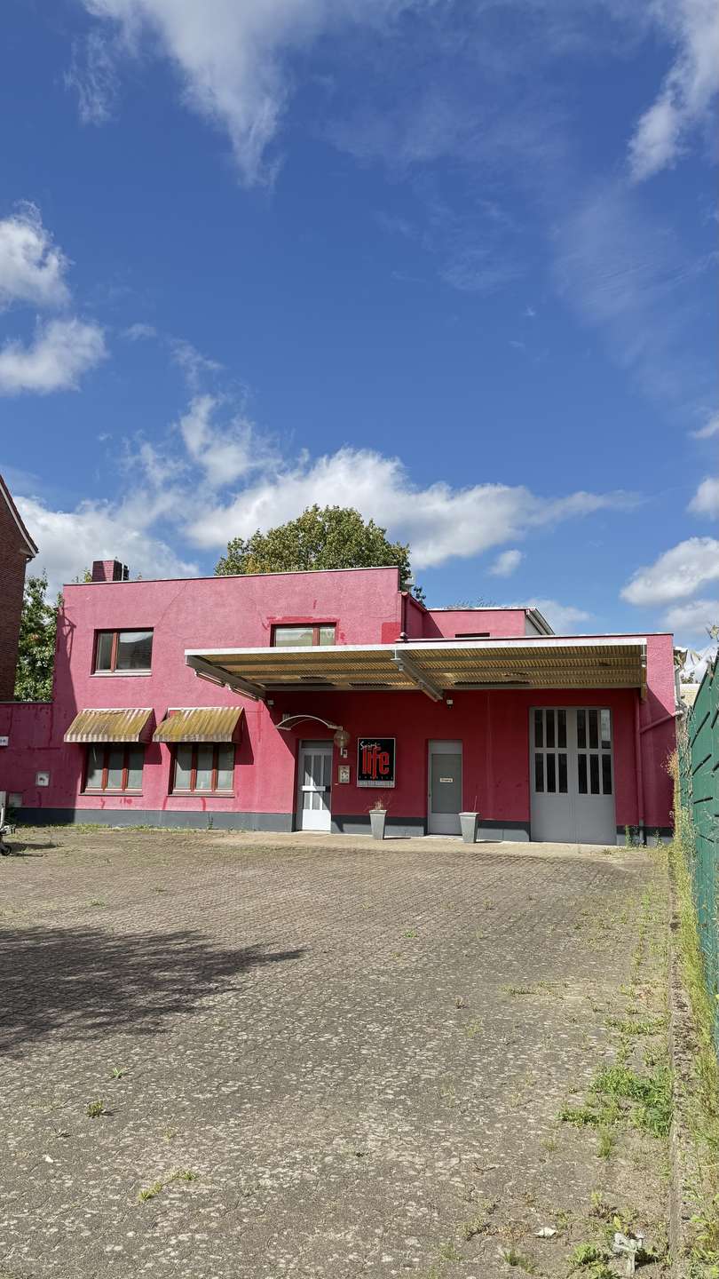 Ein pinkes Gebäude mit der Aufschrift „SwingLife“
