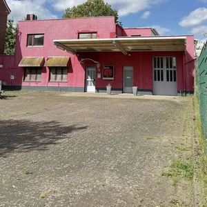 Ein pinkes Gebäude mit der Aufschrift „SwingLife“