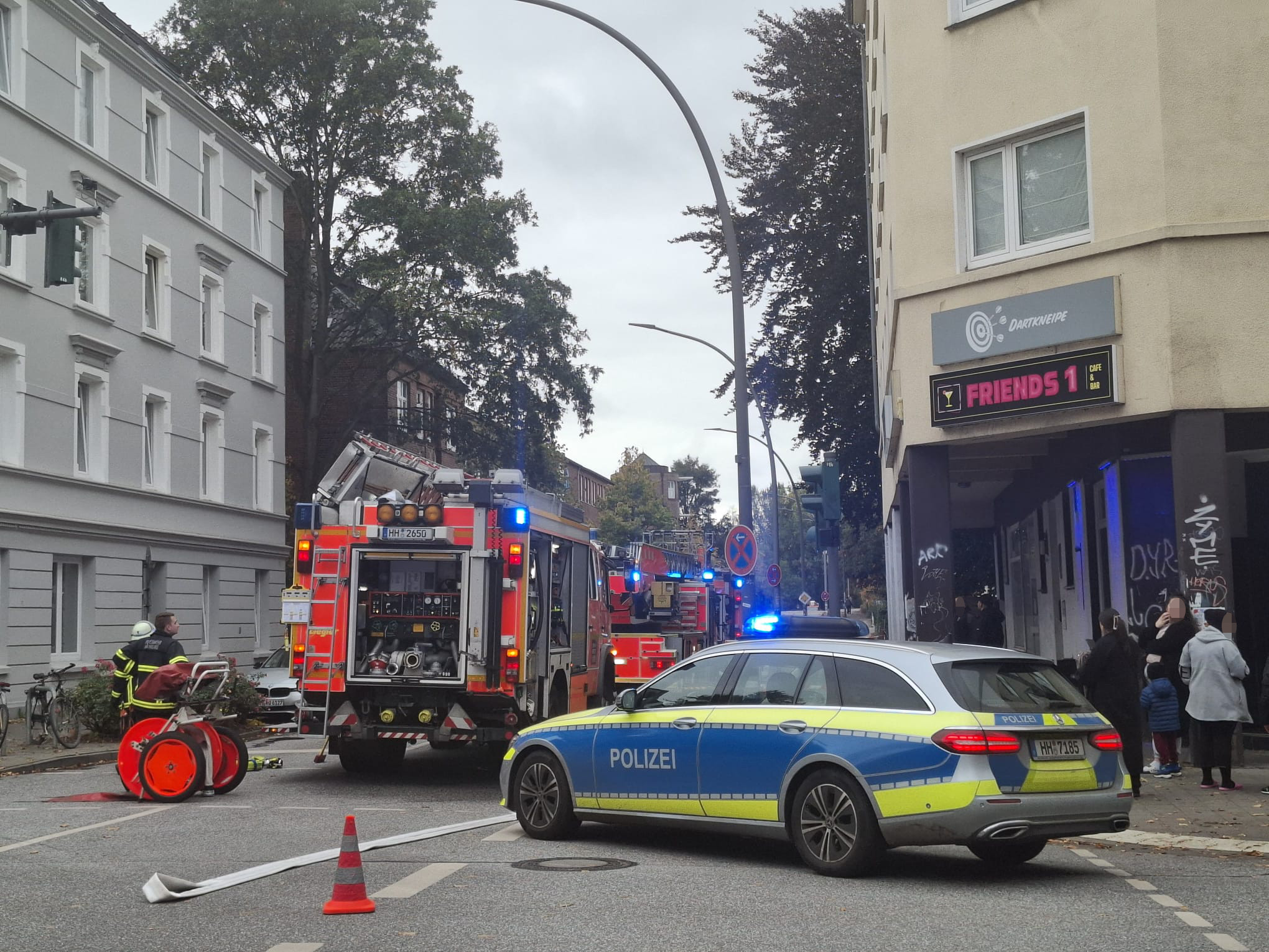 An der Neuhöfer Straße in Hamburg-Wilhelmsburg hat eine Dachgeschosswohnung gebrannt.
