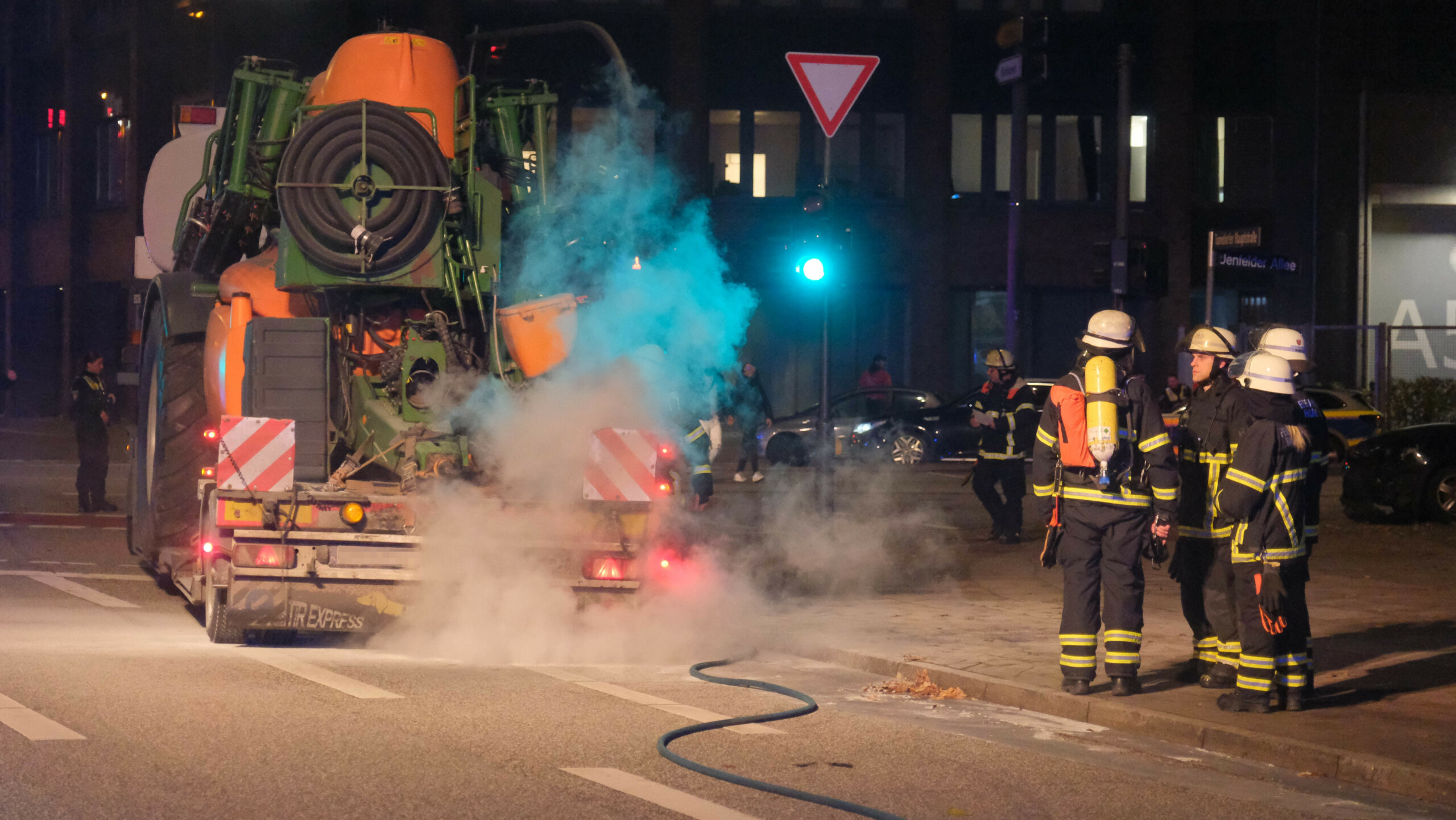 Auf der Kreuzung Jenfelder Allee/Tonndorfer Hauptstraße in Hamburg-Tonndorf haben die Bremsen eines Sattelzuges Feuer gefangen.