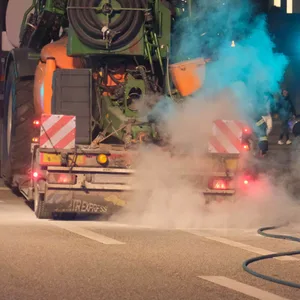 Auf der Kreuzung Jenfelder Allee/Tonndorfer Hauptstraße in Hamburg-Tonndorf haben die Bremsen eines Sattelzuges Feuer gefangen.