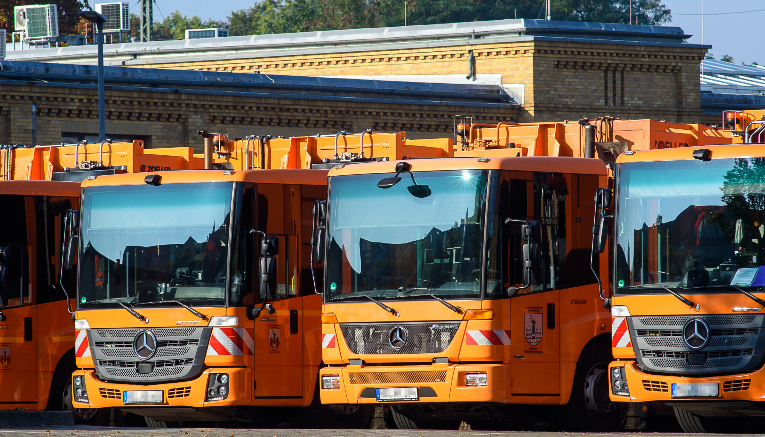 Müllwagen stehen auf einem Betriebshof (Symbolbild).