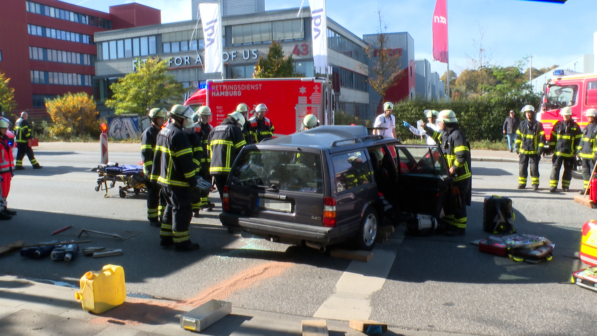 Rettungskräfte befreien den Volvo-Fahrer auf der Schnackenburgallee in Hamburg-Bahrenfeld aus seinem Wagen.