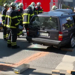 Rettungskräfte befreien den Volvo-Fahrer auf der Schnackenburgallee in Hamburg-Bahrenfeld aus seinem Wagen.