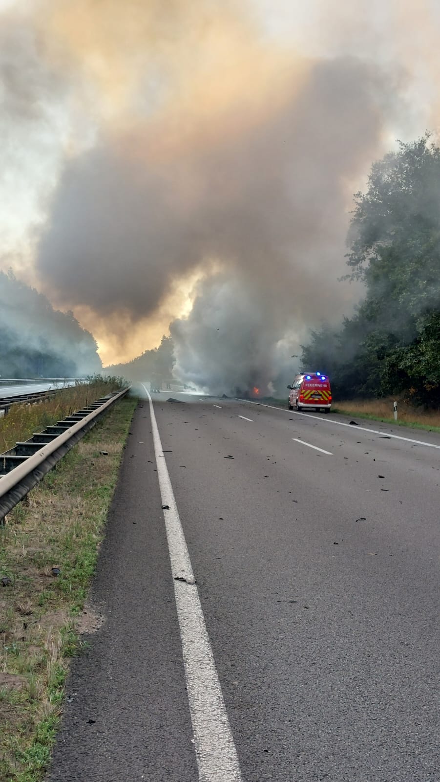 Feuer und Qualm auf Autobahn