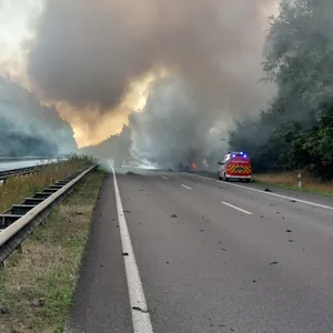 Feuer und Qualm auf Autobahn