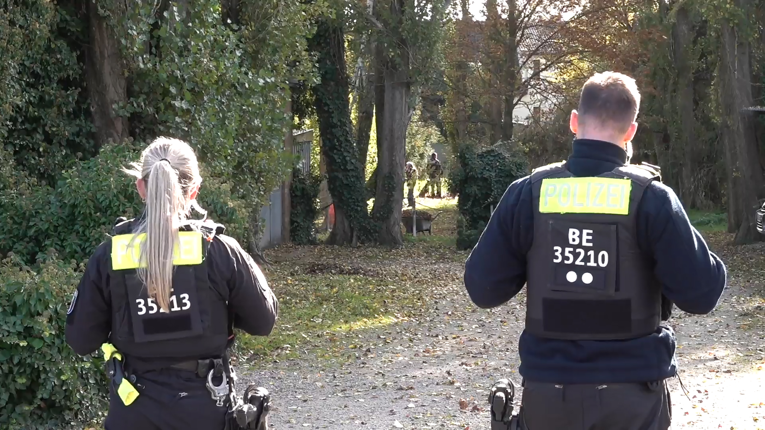 Polizisten in Waldstück