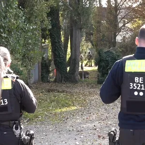 Polizisten in Waldstück