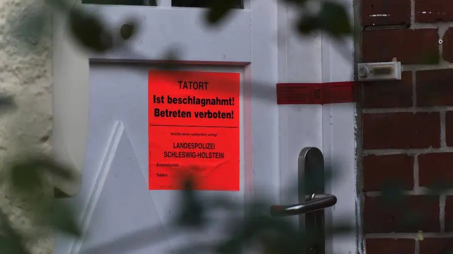 Eine Tür mit dem Hinweis, dass das betreten verboten ist.
