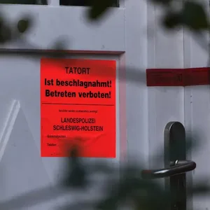Eine Tür mit dem Hinweis, dass das betreten verboten ist.