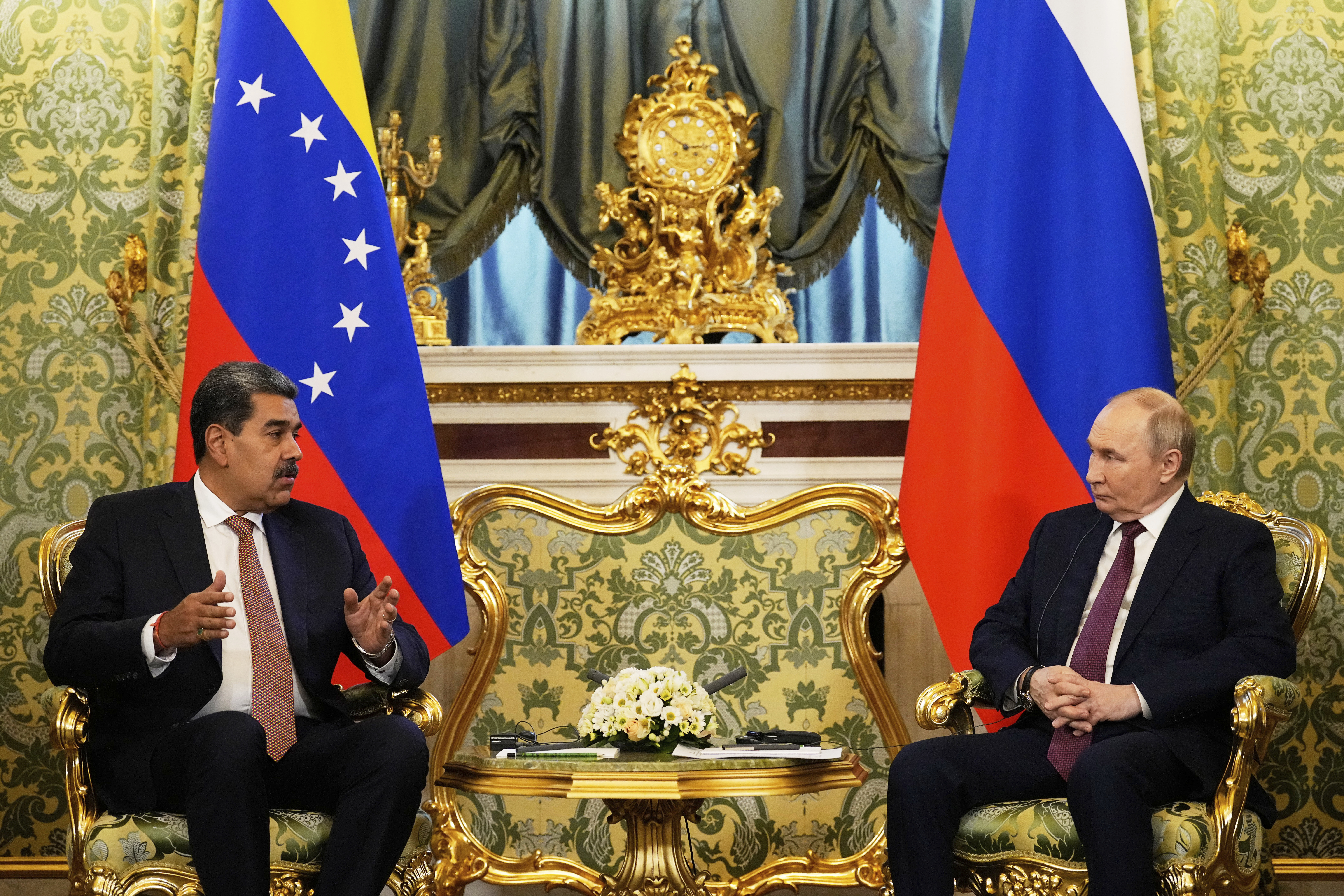 Nach den jüngsten Angriffen der USA auf venezolanische Drogenschmuggler wollen der Präsident Venezuelas Nicolas Maduro (l) und der russische Präsident Wladimir Putin (r) strategische Beziehungen intensivieren (Archivbild).