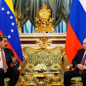 Nach den jüngsten Angriffen der USA auf venezolanische Drogenschmuggler wollen der Präsident Venezuelas Nicolas Maduro (l) und der russische Präsident Wladimir Putin (r) strategische Beziehungen intensivieren (Archivbild).