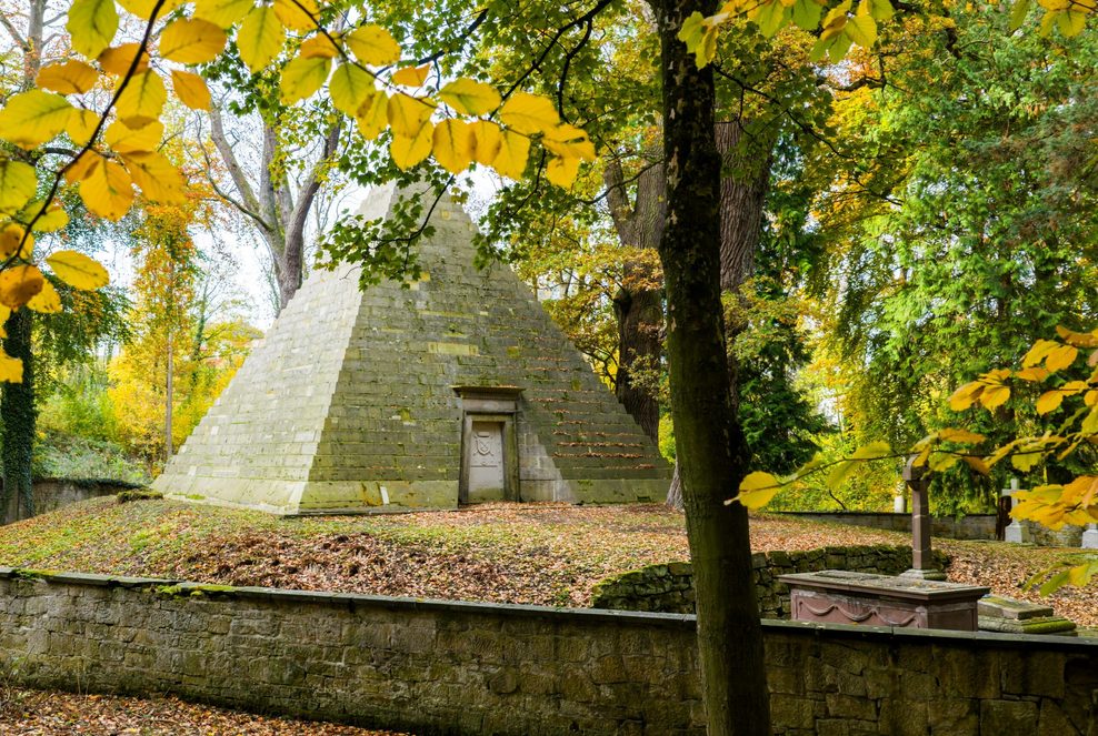 Das Grabmal im Landkreis Hildesheim wurde von Georg Ludwig Friedrich Laves als ägyptische Steilpyramide entworfen.