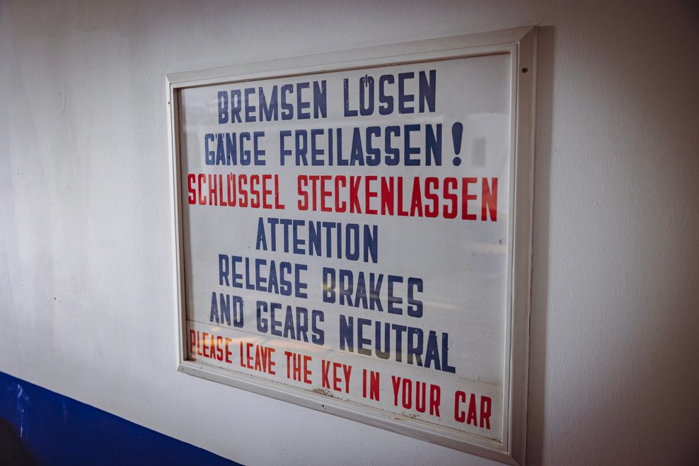 Hinweistafel an der Einfahrt des „Autosilos“