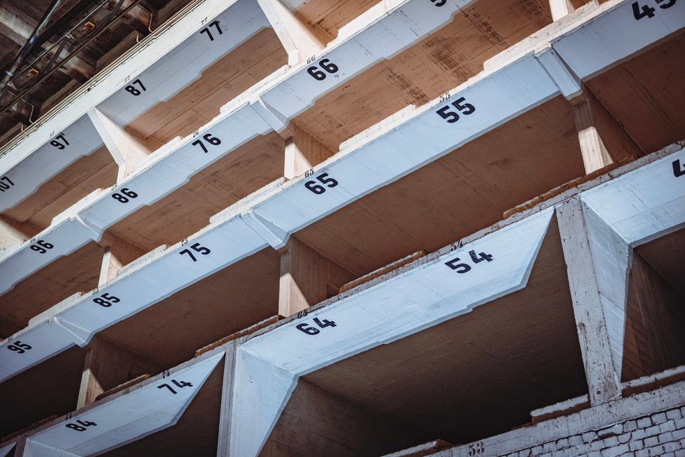 Von unten sind die Parkboxen mit Nummern beschriftet