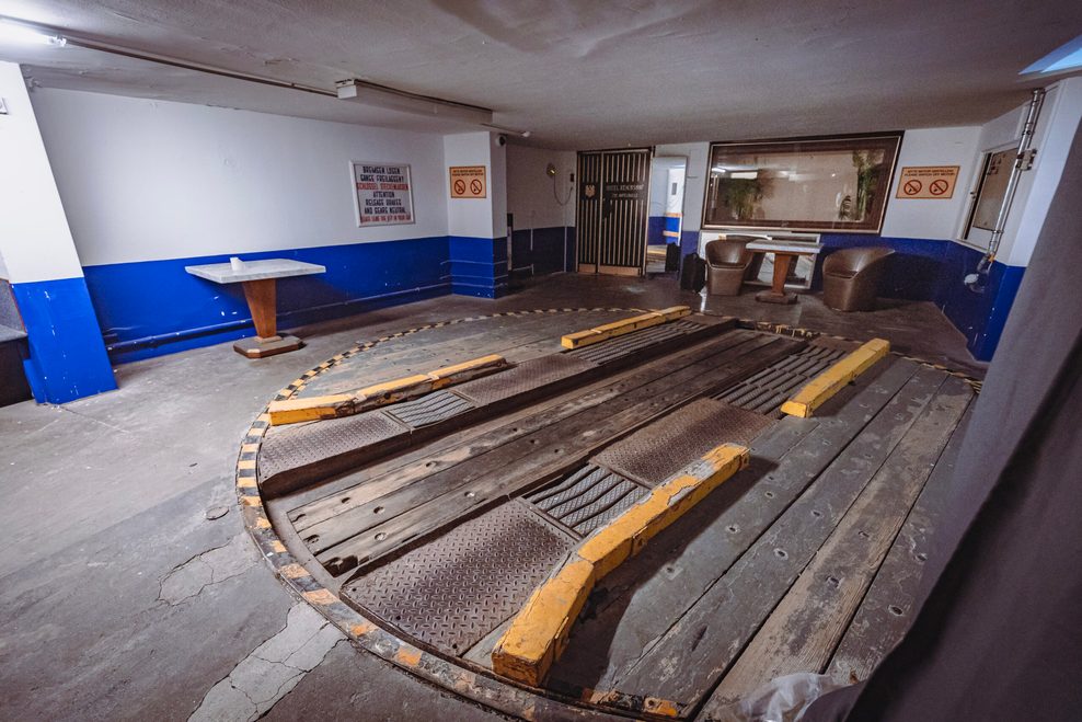 Auf diese Plattform rollten die Autofahrer und stiegen aus. Der Wagen wurde dann zum Fahrstuhl gedreht.