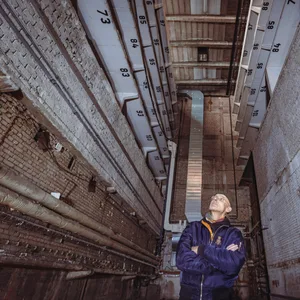 Da staunt der MOPO-Reporter! Der Autofahrstuhl ist demontiert, doch das „Autosilo“ ist immer noch beeindruckend.