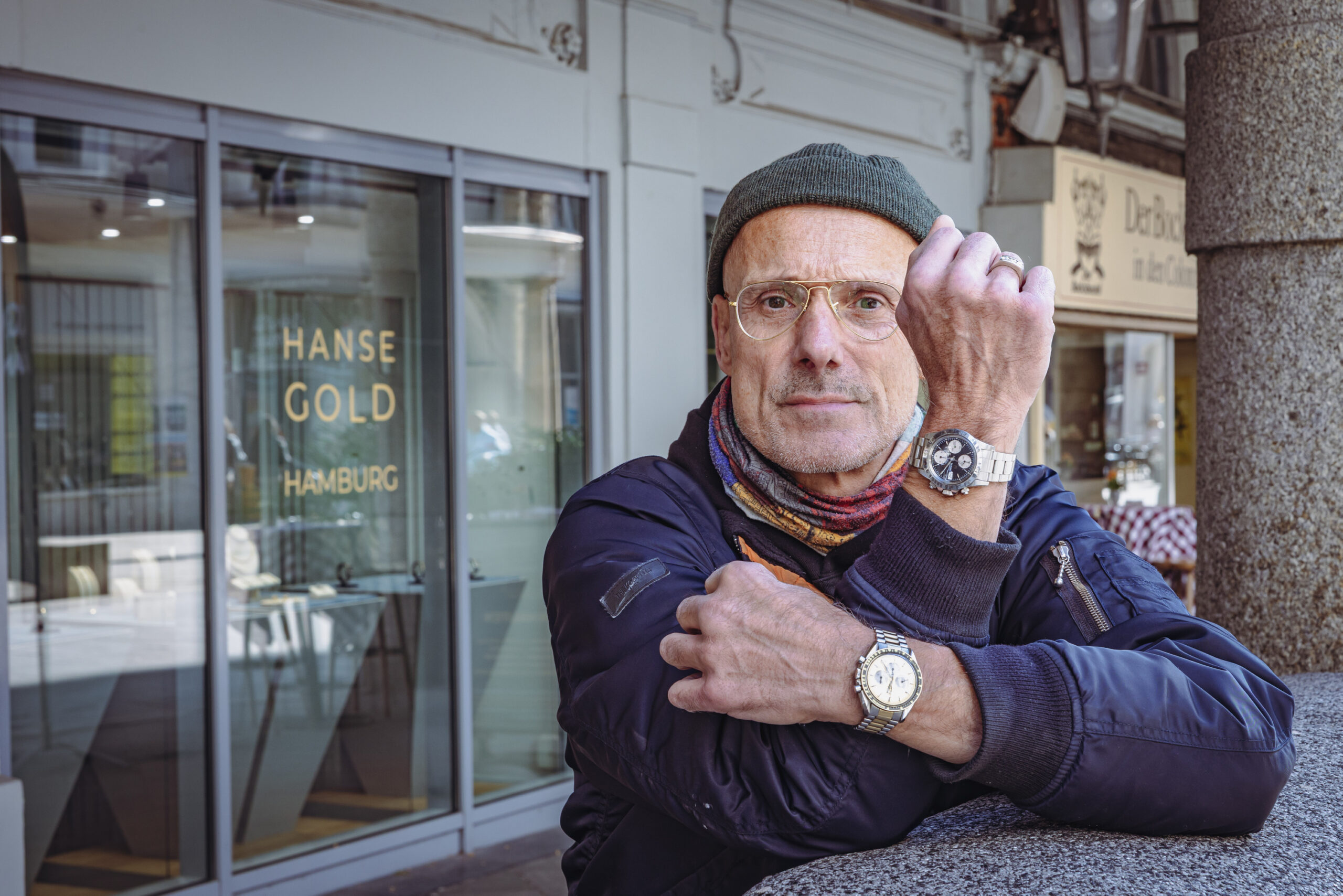MOPO-Reporter Thomas Hirschbiegel mit den beiden Armbanduhren vor dem Laden an den Colonnaden, die er dort anbot: unten eine Omega Speedmaster, oben ein Chronograph der Marke Tudor.