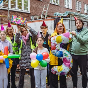 Meike Becker (mit „Geschenk“), Judith Ludwig (2.v.r.) und ihre Nachbarn „feiern“ am Samstag fünf Jahre Baustelle.