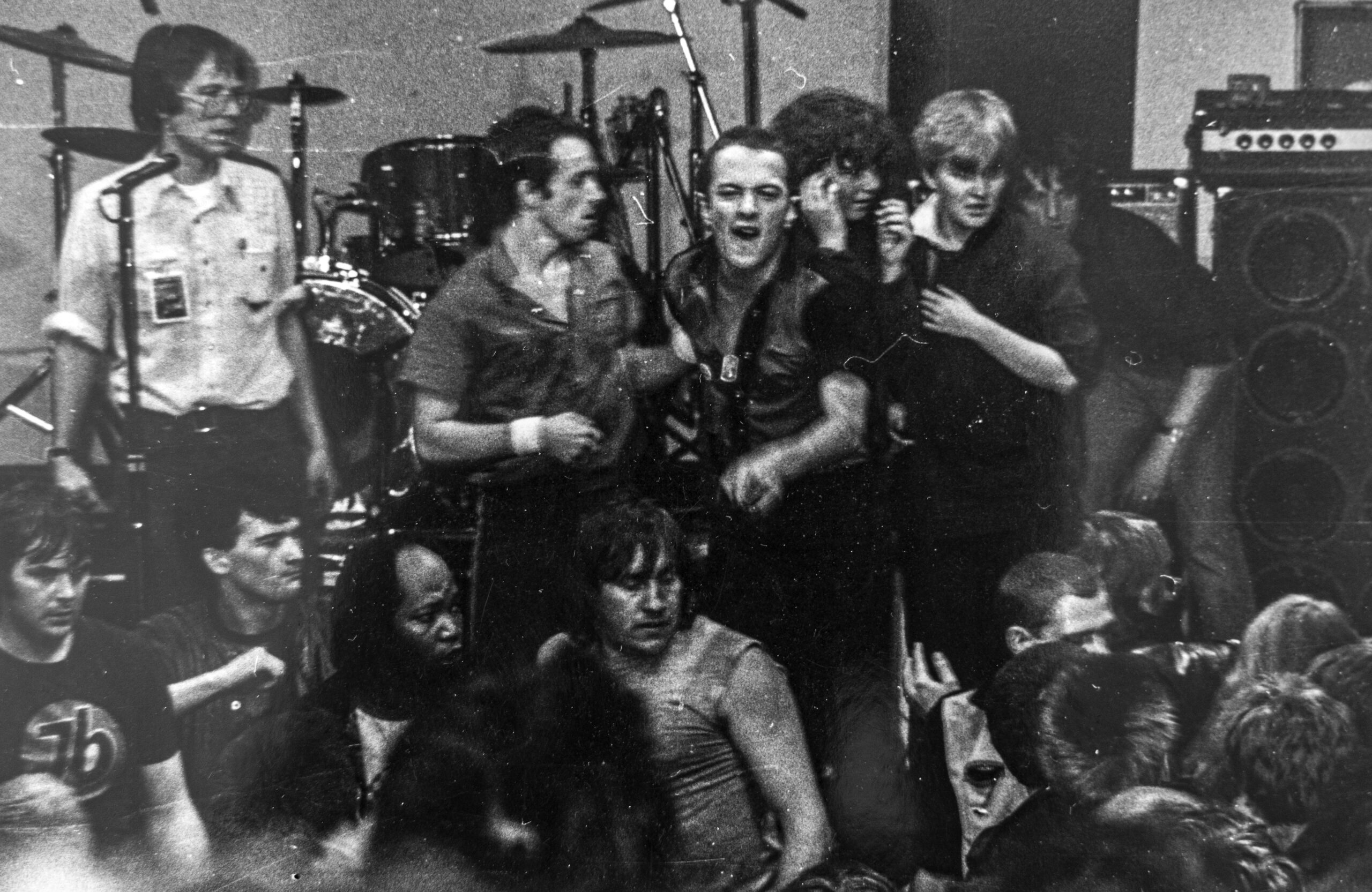 Joe Strummer (M.) deutet wütend in die Menge, als Punks die Bühne stürmen wollten. 