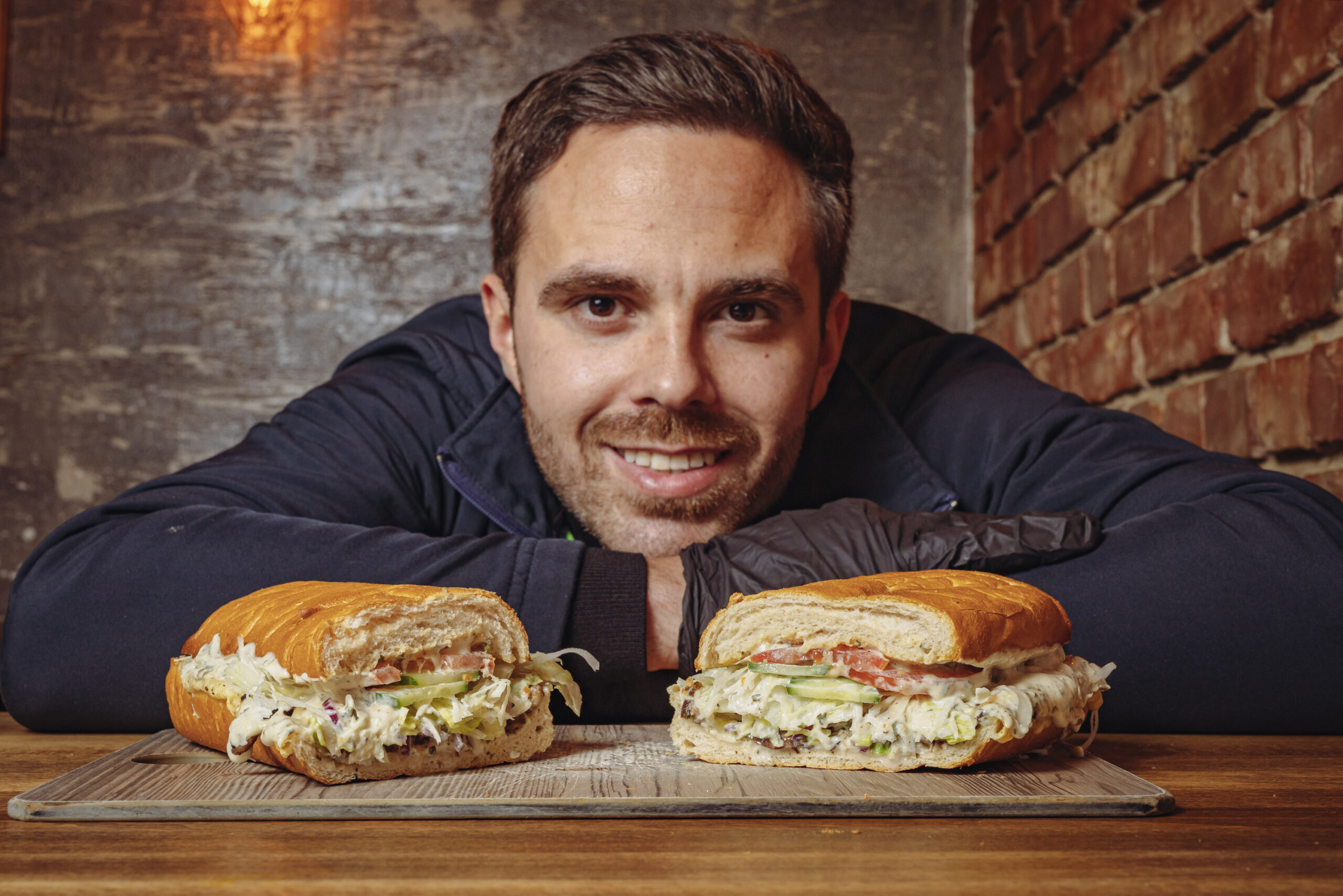 David Jerkic (33), Mitinhaber von „Monsieur Alfons“ am Holstenplatz führt das Croque-Erbe würdig in die Zukunft: Sie sind hervorragend.