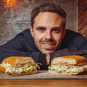 David Jerkic (33), Mitinhaber von „Monsieur Alfons“ am Holstenplatz führt das Croque-Erbe würdig in die Zukunft: Sie sind hervorragend.