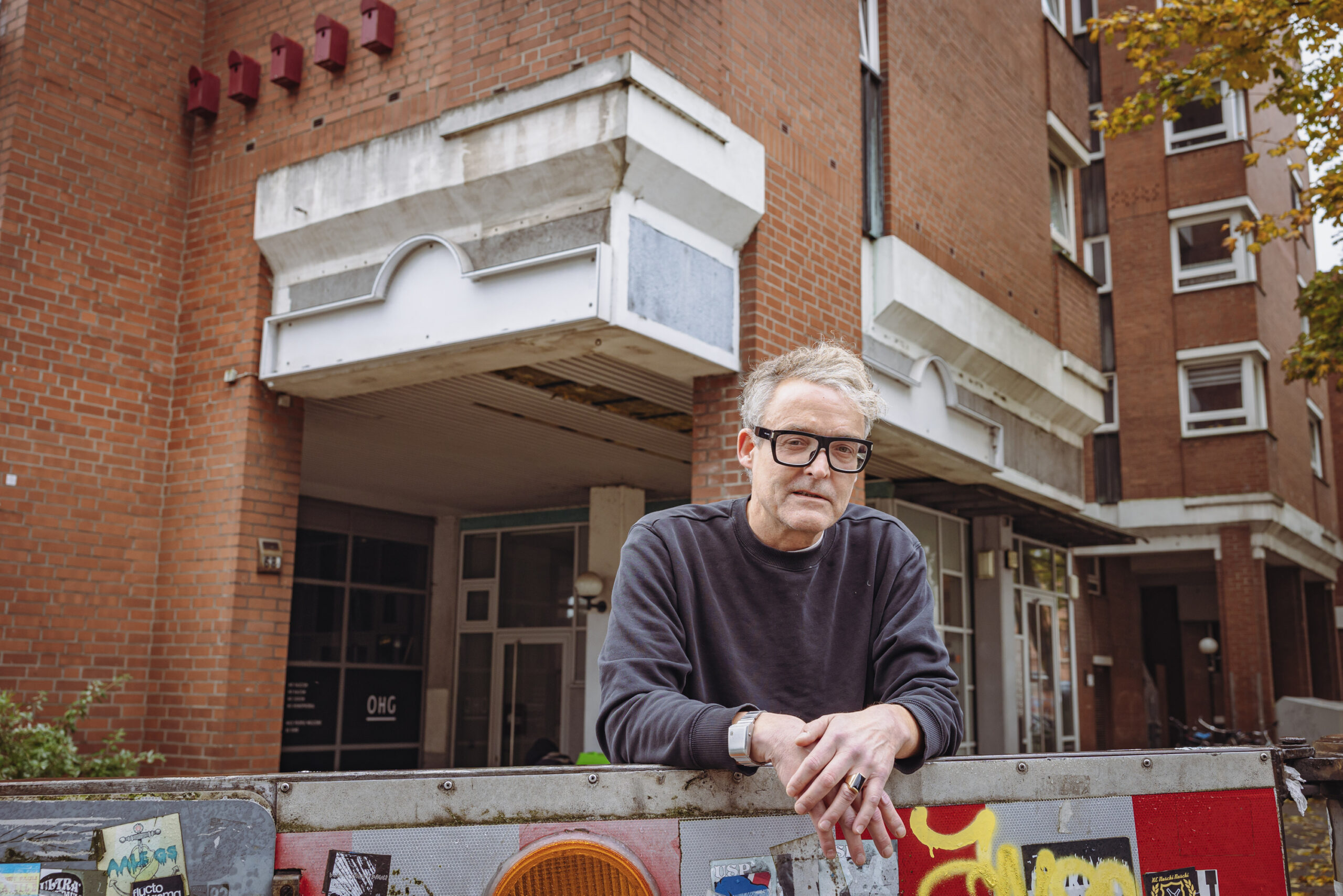 Dass sich hinter Oliver Hörr der Eingang zu seiner Bar „OHG“ befindet, ist kaum ersichtlich. Leuchtreklamen zur Kenntlichmachung würden helfen – doch das Amt erteilt keine Genehmigung.
