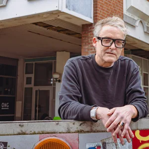 Dass sich hinter Oliver Hörr der Eingang zu seiner Bar „OHG“ befindet, ist kaum ersichtlich. Leuchtreklamen zur Kenntlichmachung würden helfen – doch das Amt erteilt keine Genehmigung.