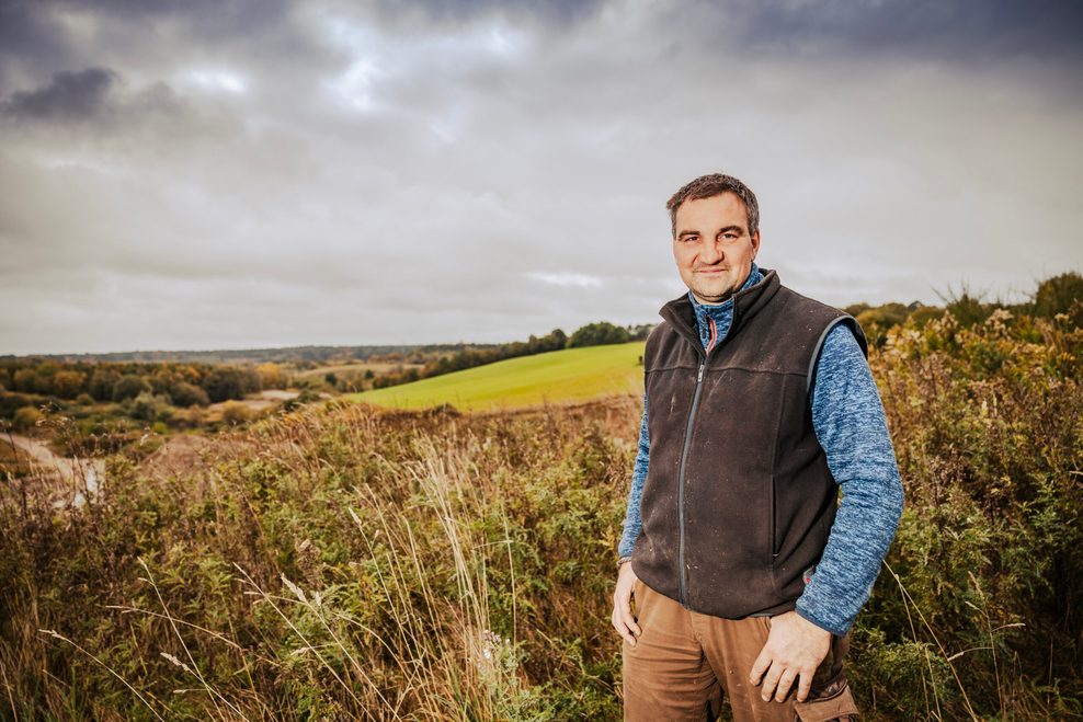 Landwirt Marc Janz steht vor der „Snack-Bar“ des Wolfes.