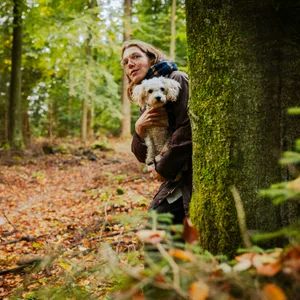 Zwei tote Schafe und eine Wolfs-Sichtungen in Harburg: Wie gefährlich ist jetzt ein Spaziergang im Wald? MOPO-Reporterin Katharina Langenbach und Hund Knöpfchen probieren es aus und begeben sich auf Wolfs-Suche.