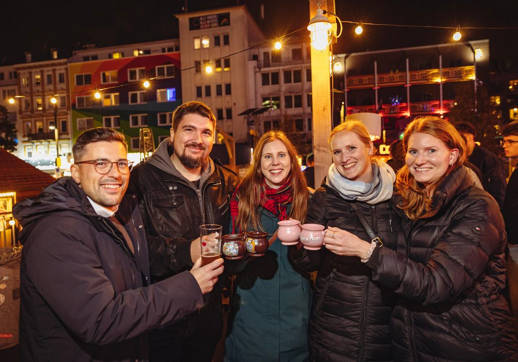 Für Dennis (35), Björn (37), Sandra (33), Laura (32) und Lisa (32) ist es bereits eine Tradition.