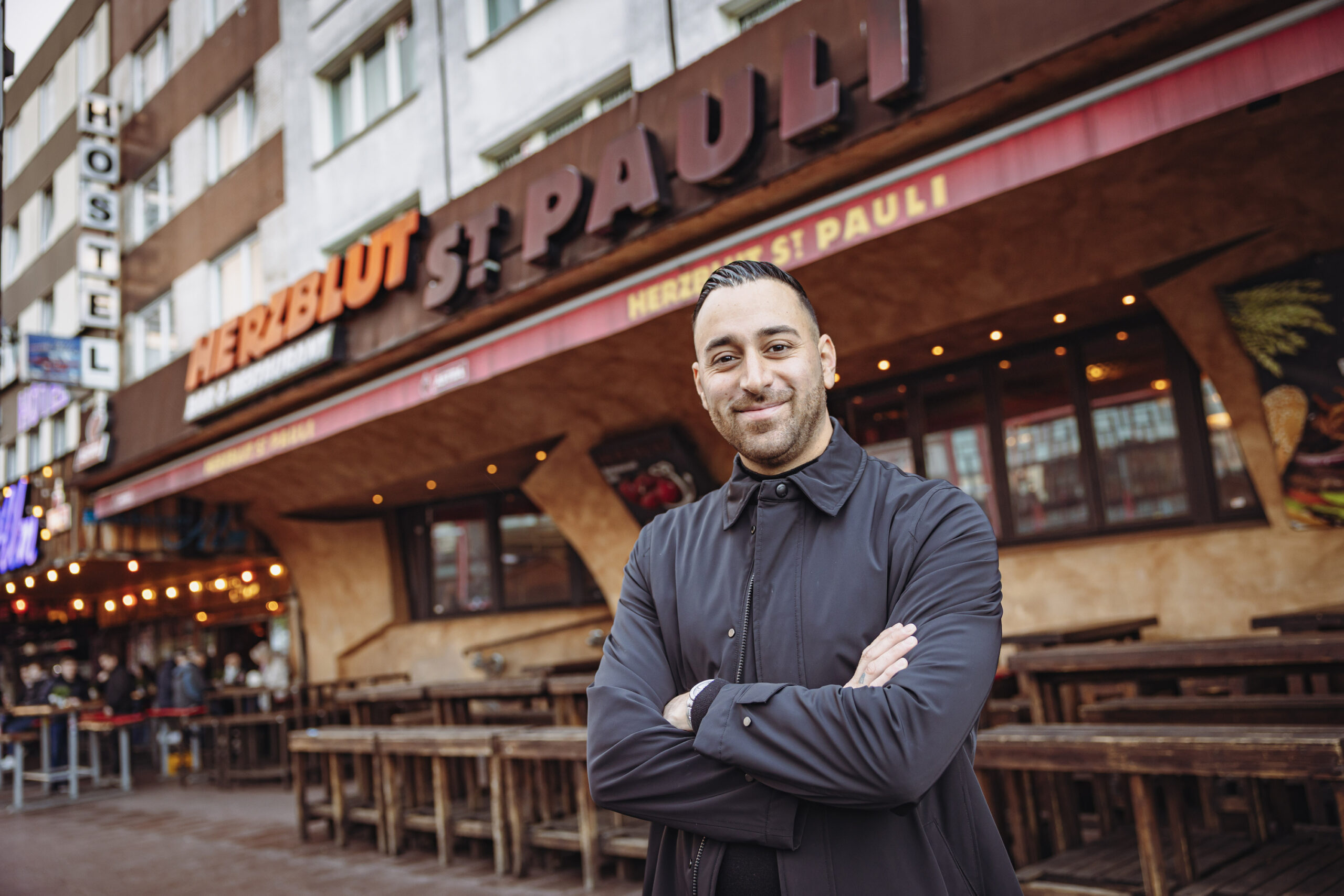 Nach 23 Jahren schließt das traditionsreiche „Herzblut St. Pauli“ seine Türen. Aber es geht weiter: Ab Januar öffnet Ali-Cina Sadat-Azizi (33) sein neues Lokal „Herz St. Pauli“ in den alten Räumlichkeiten.