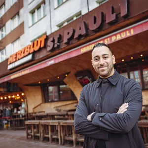 Nach 23 Jahren schließt das traditionsreiche „Herzblut St. Pauli“ seine Türen. Aber es geht weiter: Ab Januar öffnet Ali-Cina Sadat-Azizi (33) sein neues Lokal „Herz St. Pauli“ in den alten Räumlichkeiten.