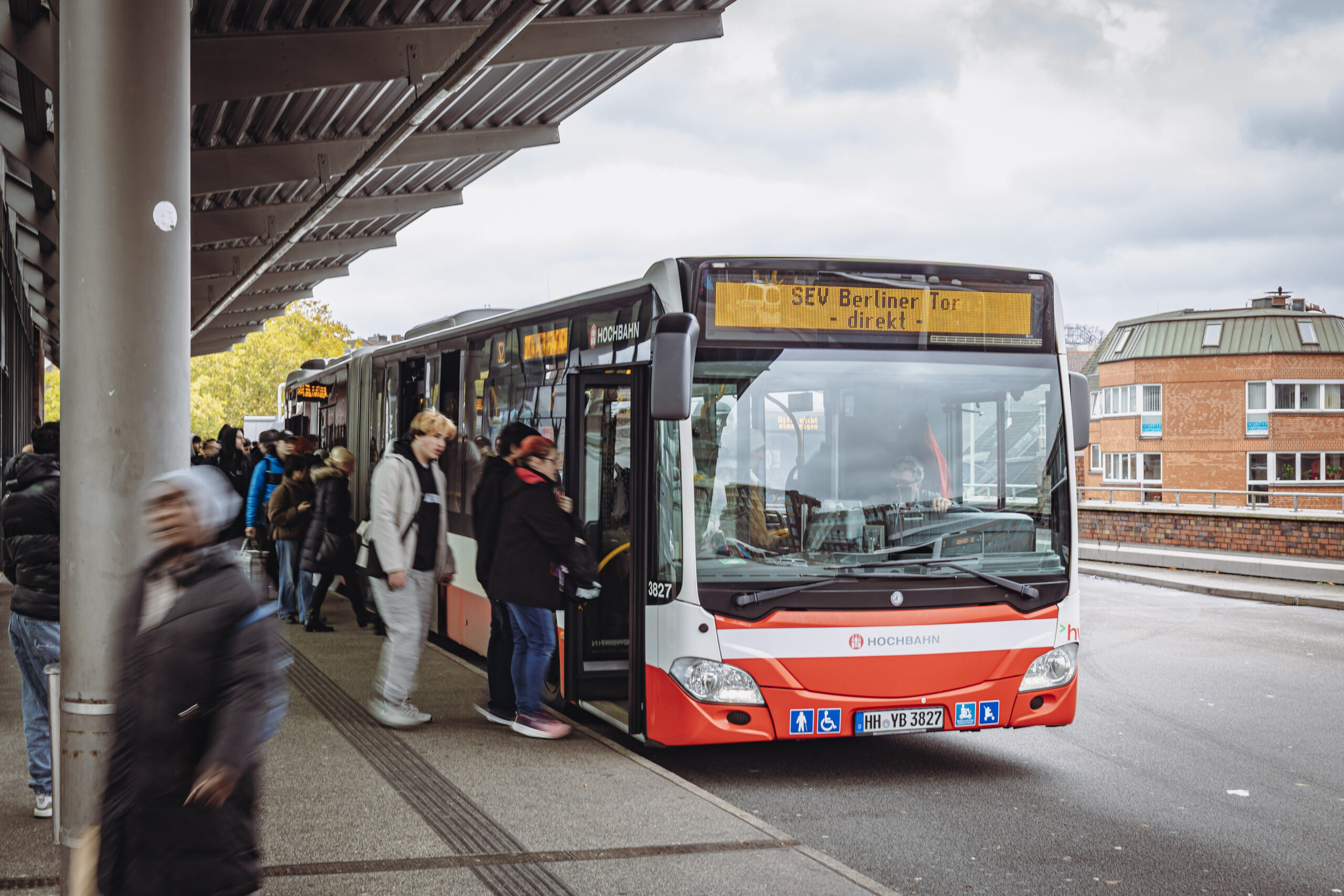 Wer von Bergedorf in die Innenstadt will, braucht gerade viel Zeit und Nerven: Denn Sowohl auf der S2 als auch auf der A25 finden Bauarbeiten statt.