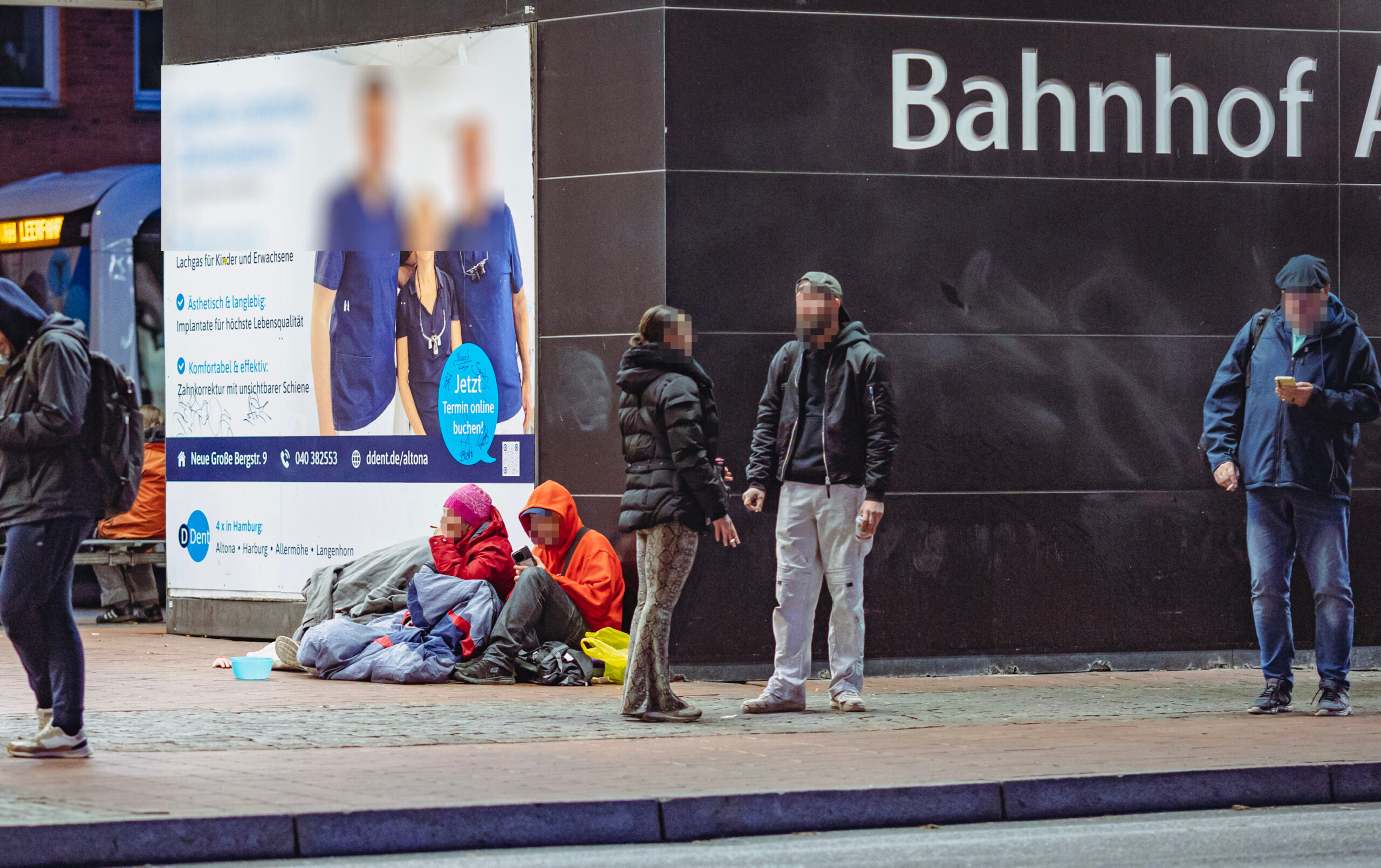 Im Bahnhof Altona gilt ab 1. November ein Alkoholverbot – bereits jetzt herrscht rund um den Bahnhof teilweise erschütterndes Elend
